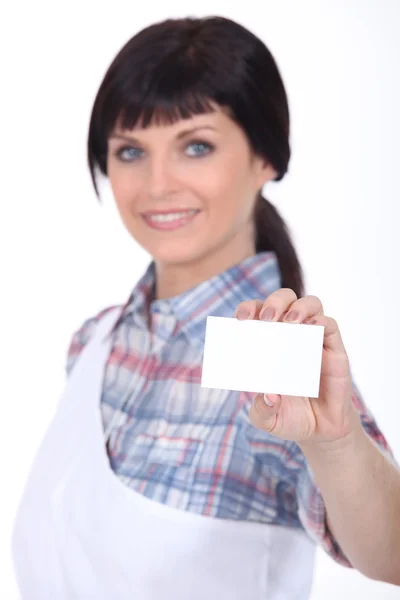 Mulher açougueiro segurando um cartão de visita — Fotografia de Stock