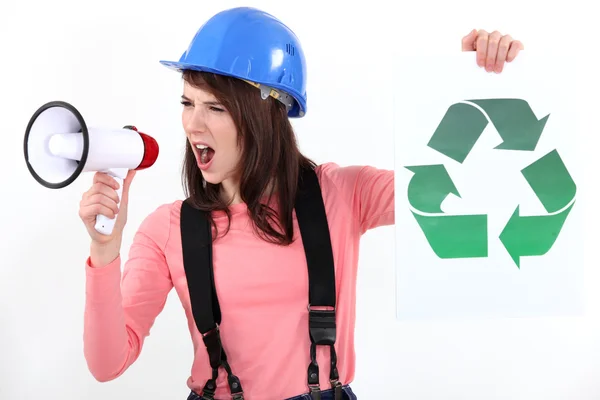 Γυναίκα αύξηση της ανακύκλωσης ευαισθητοποίησης — Φωτογραφία Αρχείου