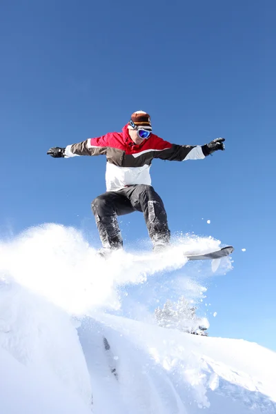 Un snowboarder deslizándose por el aire — Foto de Stock
