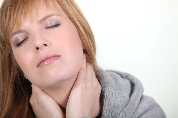 У женщины болит шея — стоковое фото