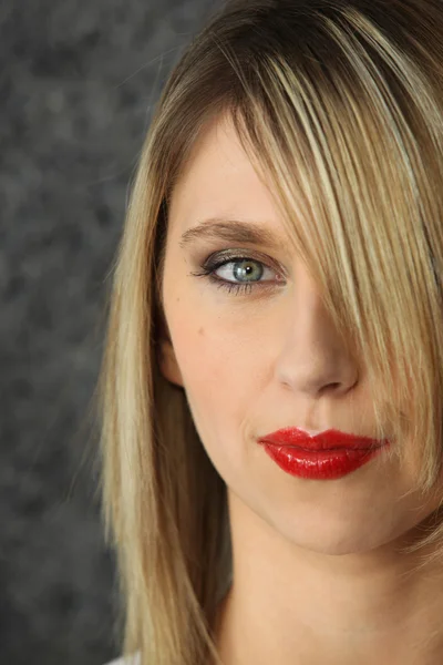 Mooie blonde met rode lippenstift — Stockfoto