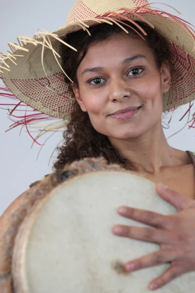 Kvinna i stråhatt håller bongo trumma — Stockfoto