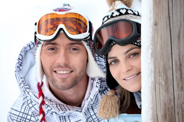 Giocoso giovane coppia godendo la loro vacanza sugli sci — Foto Stock