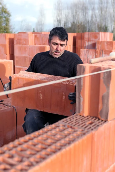 Mason on a construction site — Stock Photo, Image