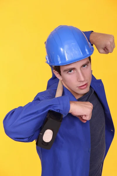 Tradesman segurando um martelo em seus ombros — Fotografia de Stock
