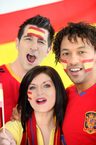 Amigos apoiando a equipe de futebol espanhola — Fotografia de Stock