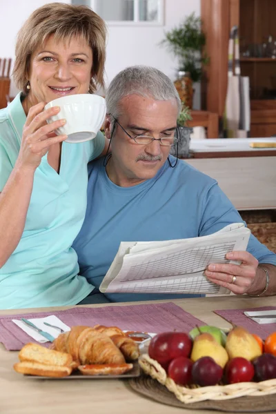 Mature couple having breakfast — Stock Photo, Image