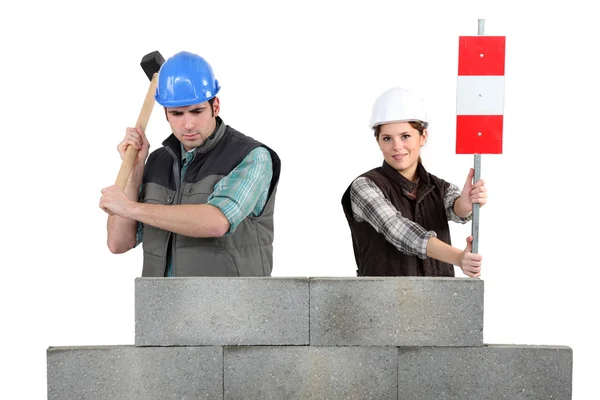 Man and woman working on wall — Stock Photo, Image
