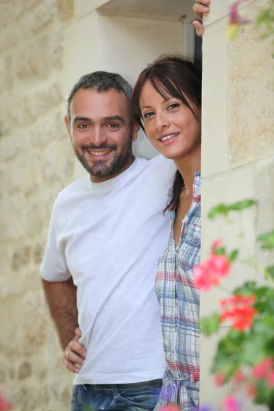 Par står i en dörröppning — Stockfoto
