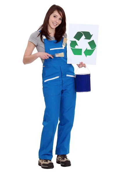 Mulher segurando o logotipo da reciclagem e pote de tinta — Fotografia de Stock