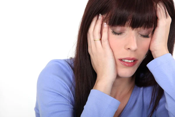 Jonge vrouw met migraine — Stockfoto