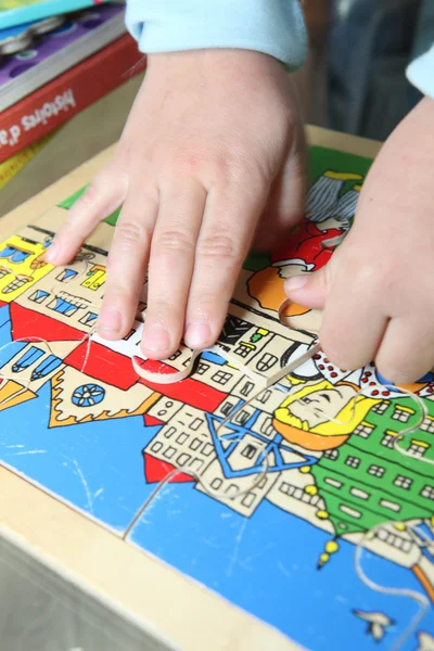 Criança completando quebra-cabeça — Fotografia de Stock