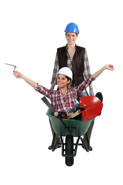 Duas mulheres brincando com carrinho de mão — Fotografia de Stock