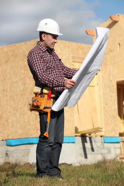 Foreman toezicht op huis bouwen — Stockfoto