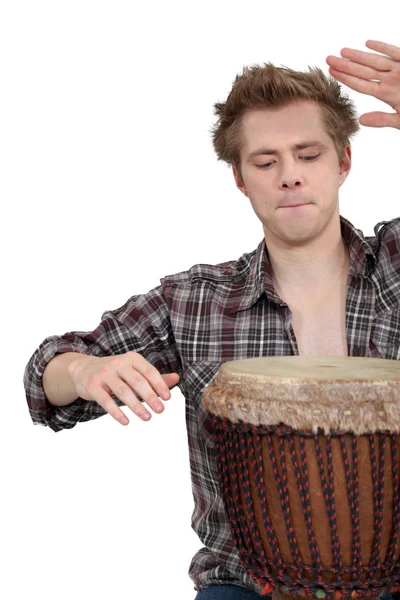 Homme jouant un tambour de djembé — Photo