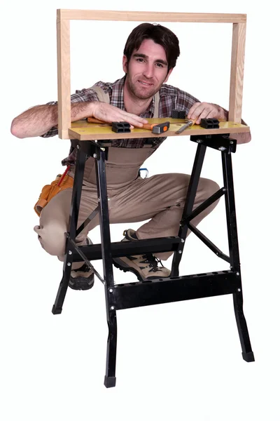 Timmerman maken een houten frame — Stockfoto