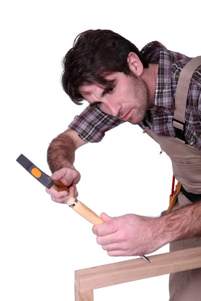 Artesanato trabalhando em uma placa de madeira — Fotografia de Stock