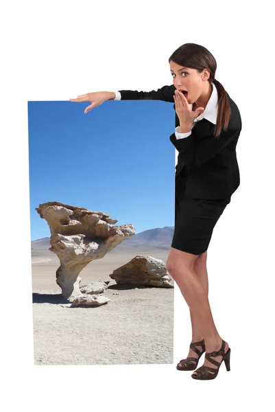 Бізнес-леді тримає дивний плакат — стокове фото