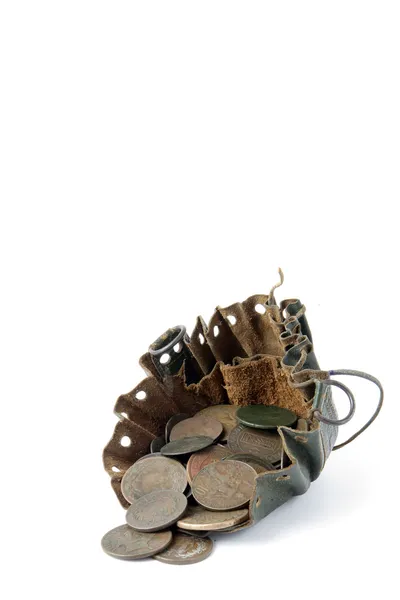 Старая кожаная сумка, полная монет — стоковое фото