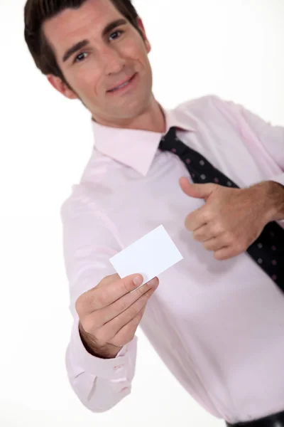 Бізнесмен тримає візитну картку — стокове фото