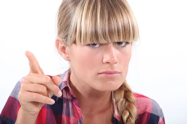 Mulher irritada apontando dedo — Fotografia de Stock