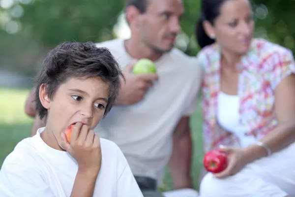 Baba ve oğul yeme elma — Stok fotoğraf