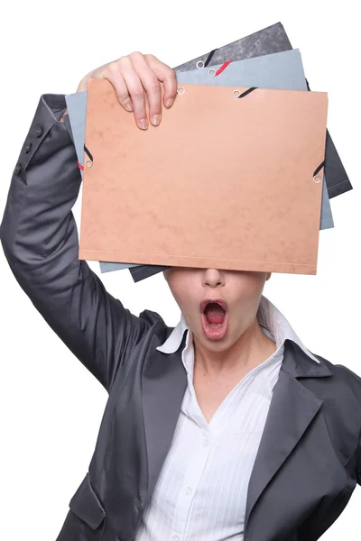 Kobieta z otwartymi ustami, chowając się za biuro folderów — Zdjęcie stockowe