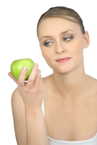 Женщина с зеленым яблоком — стоковое фото