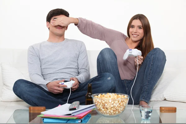 Para gry wideo i jedzenie popcornu — Zdjęcie stockowe