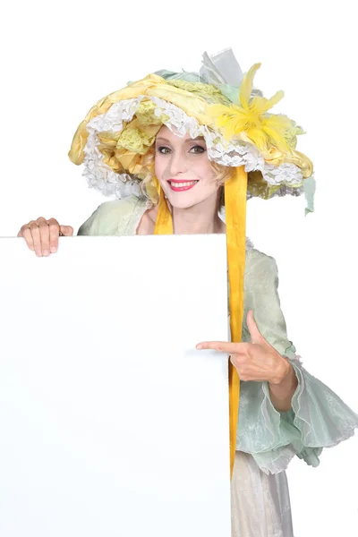 Mulher em roupa de pantomina com uma placa em branco pronta para a mensagem — Fotografia de Stock