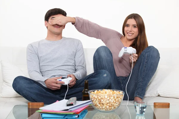 Paar afspelen van video game en het eten popcorn — Stockfoto