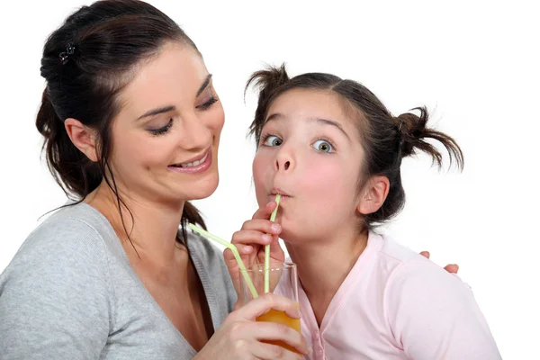 母亲和女儿通过吸管喝 — 图库照片