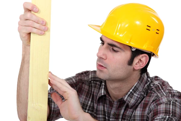 Tradesman verificando a qualidade de sua madeira — Fotografia de Stock