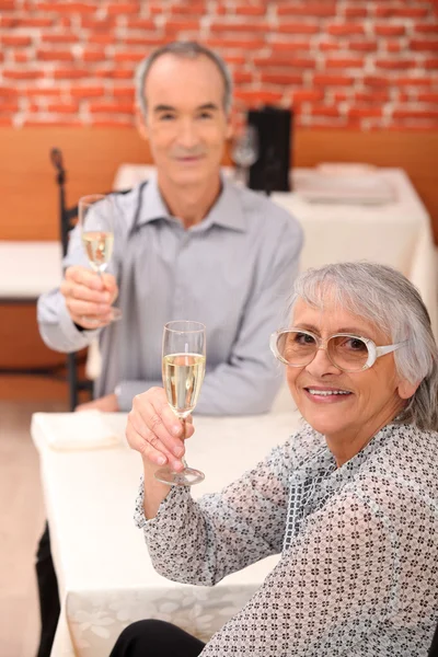 Yaşlı çiftin birbirlerini restoranda kızartma — Stok fotoğraf