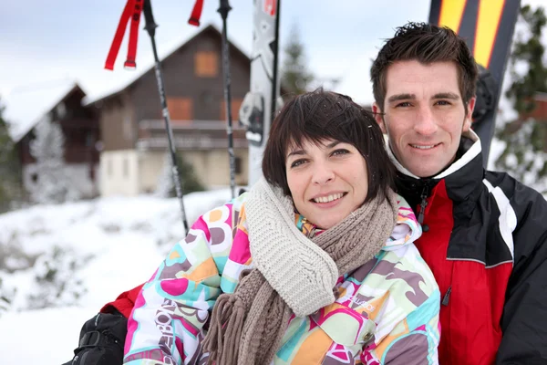 Par på en skidsemester — Stockfoto
