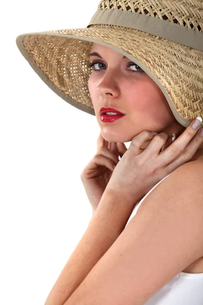 Γυναίκα που θέτουν σε ψάθινο καπέλο — Φωτογραφία Αρχείου