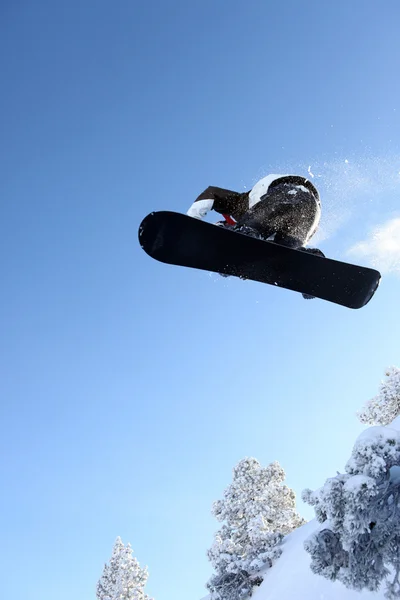 남자의 snowboarder 수행 트릭 — 스톡 사진