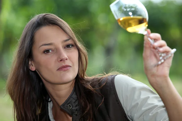 ワインの女性探してガラス — Stockfoto