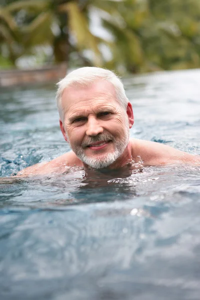 Elderly man swimming — Stock Photo, Image