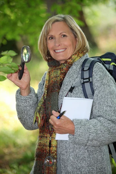 Woman on a nature trail — Stock Photo, Image