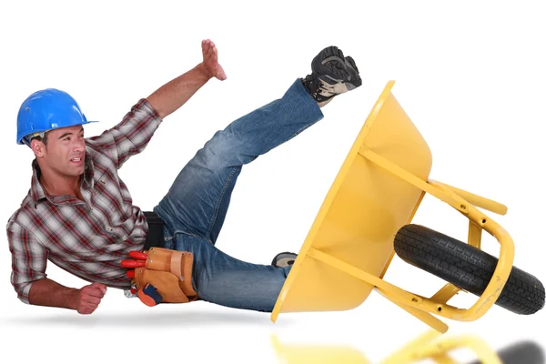 Obrero cayendo de una carretilla — Foto de Stock