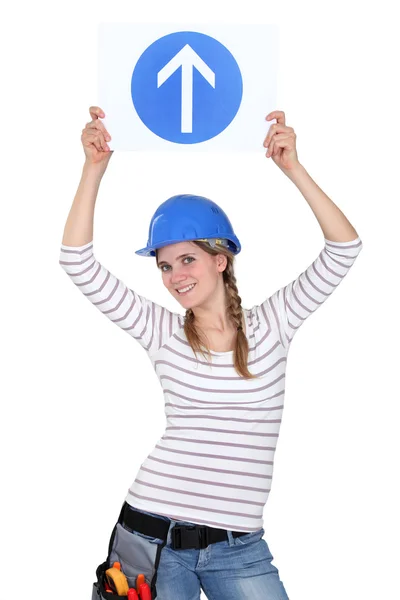 Trabalhadora da construção feminina com uma seta apontando para cima — Fotografia de Stock