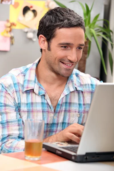 Mannen framför datorn — Stockfoto