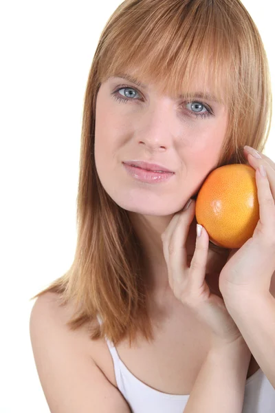 Πλάνο προτομή του κοκκινομάλλα κοπέλα ποζάρει με πορτοκάλι — Φωτογραφία Αρχείου