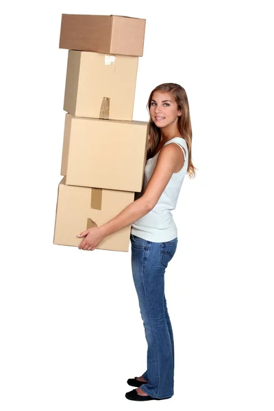 Mladá žena nesoucí čtyři velké krabice — Stock fotografie
