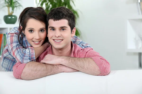 Giovane coppia rilassante sul divano — Foto Stock
