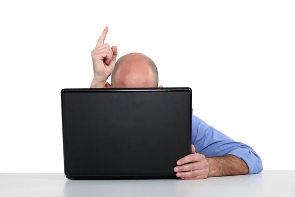 Homem com laptop apontando — Fotografia de Stock
