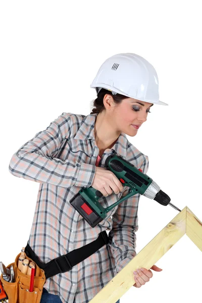 Mujer construyendo marco de madera — Foto de Stock