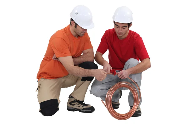 Due idraulici con tubo di rame — Foto Stock