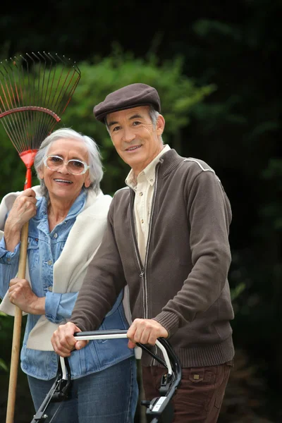 Senior par i trädgården — Stockfoto